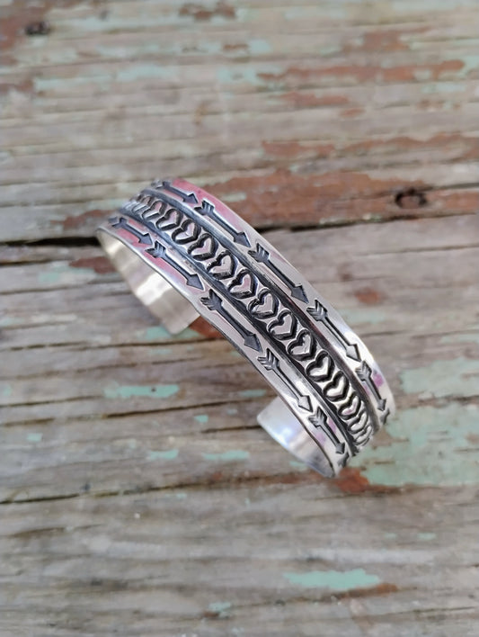 Heart arrow cuff
